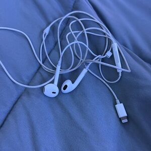 apple earbuds